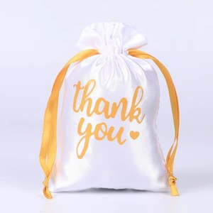 Sac cabas en satin avec logo personnalisé «Merci» 10x15cm pour le rangement de bijoux de fête d'anniversaire et de mariage en jute et soie - Product Image 1