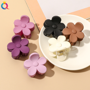 QIYUE <span class=keywords><strong>Pince</strong></span> à <span class=keywords><strong>cheveux</strong></span> pour femmes de <span class=keywords><strong>petite</strong></span> taille en forme de fleur en plastique mat <span class=keywords><strong>crabe</strong></span>-Accessoires pour <span class=keywords><strong>cheveux</strong></span> en gros - Product Image 1