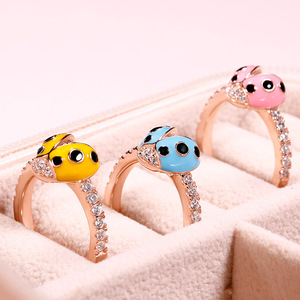Anello a Forma di Coccinella di Colore Rosa, Design Creativo per Donne - Product Image 1