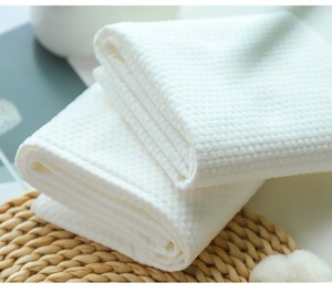 Vải không dệt spunlace ép nổi 50-100gsm, chống tĩnh điện và chống thấm nước, làm từ bột gỗ và <span class=keywords><strong>PP</strong></span>, cuộn dùng làm khăn lau - Product Image 4