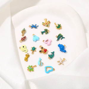 Sueño Veraniego Caprichoso |   Charm delicado de acero inoxidable con baño de oro PVD de 18K y esmalte para la creación de joyería DIY |   Colgante Tropical Oceánico - Product Image 2
