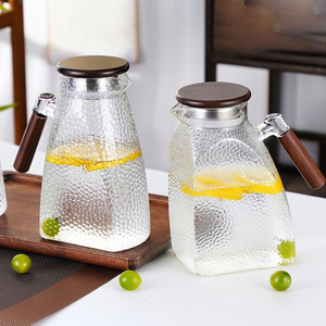 <span class=keywords><strong>Jarra</strong></span> de <span class=keywords><strong>agua</strong></span> y tetera moderna de vidrio de borosilicato martillado de 1600ml/1800ml con mango de madera, tapa con infusor de acero inoxidable, ecológica - Product Image 1