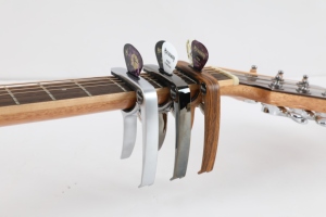 Mayorista Guitarras Personalizadas Accesorio <span class=keywords><strong>Metal</strong></span> Acústico Clásico <span class=keywords><strong>Guitarra</strong></span> Ukelele Color <span class=keywords><strong>Guitarra</strong></span> Capo Instrumento de Cuerda Accesorios - Product Image 4