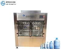 Ligne de production automatique de haute précision pour le remplissage de bouteilles en verre/plastique de boissons, eau pure, produits chimiques, jus, huile et bidons (avec moteur)