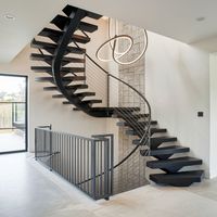Rampe en fer forgé et verre courbée pour escalier intérieur de villa, conception d'escalier à double poutre en acier et bois