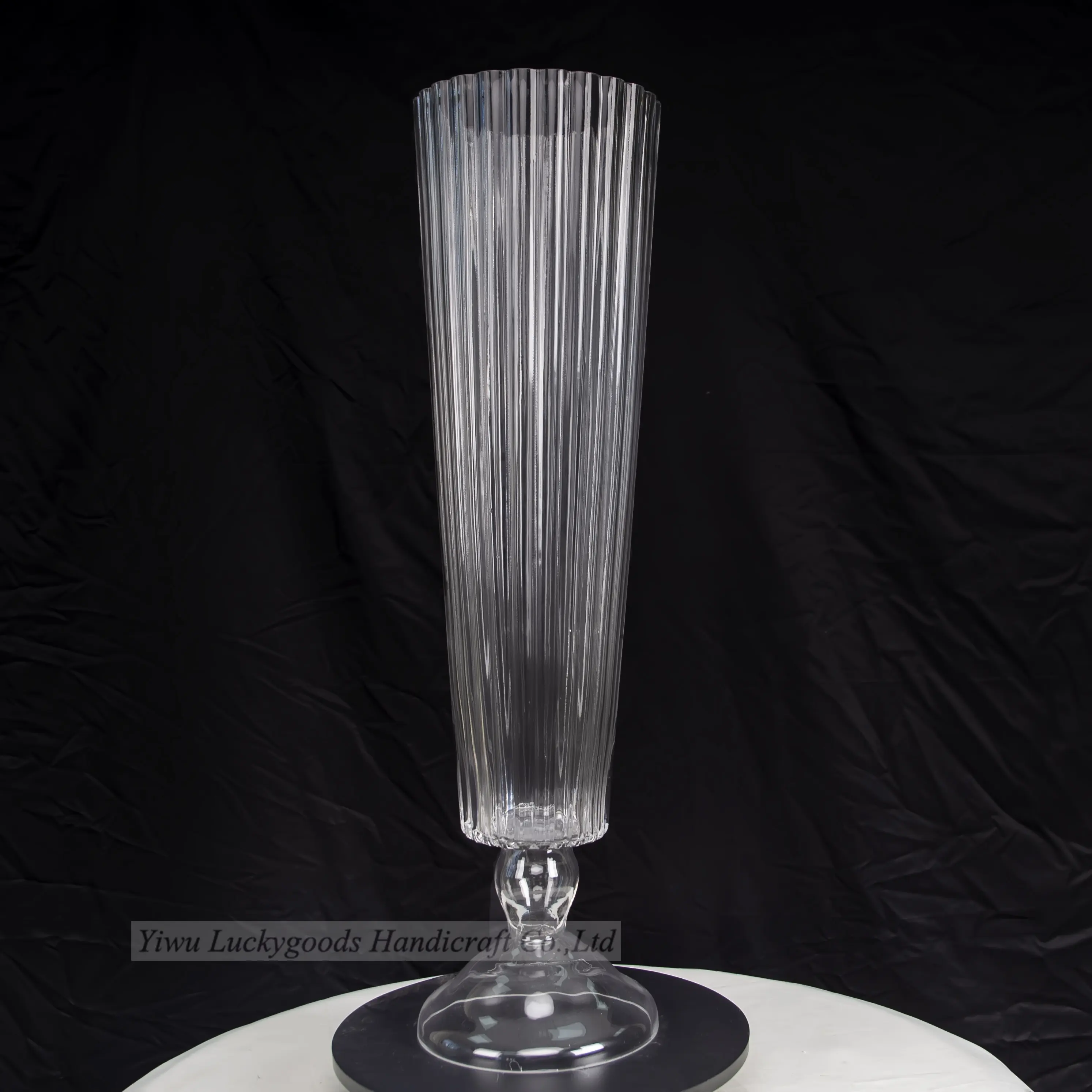 ファッショナブルな結婚式のセンターピースの花瓶背の高いガラスの花瓶
