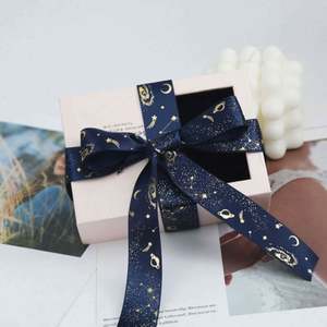 Nouveauté : Rubans en satin pré-noués écologiques et tendance pour emballage cadeau de mariage, avec boucle élastique et logo personnalisé – Vente en gros - Product Image 5