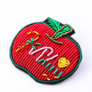 Broche de seda india hecho a mano con bordado de árbol de manzana de dibujos animados - Product Image 1