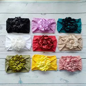 2024 novo bebê macio elástico cetim pétala flor de nylon bandana