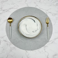 Set de table rond luxueux en tissu argenté scintillant, avec paillettes métalliques, pour une décoration élégante de table de fête ou de mariage