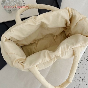 Sac à bandoulière pour femme en nylon rembourré de coton, couleur unie, style niche, nouvelle collection 2026, toutes saisons, grande capacité, sac de transport type oreiller - Product Image 2