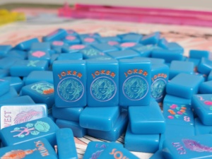 Juego de Mahjong Americano de una Sola Capa, Azul Celeste, Medusa, Joker, Libélula, 1-Bam, Plumas, Amantes de la Botánica, Reunión en el Jardín - Product Image 1