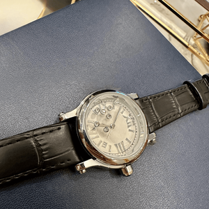 Montres analogiques rondes pour femmes avec cristaux flottants, cadran romain et bracelet en cuir gaufré pour le bureau et les événements spéciaux Chopards - Product Image 1