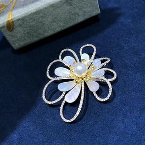 Broche en perle d'eau de mer blanche australienne pour femmes, design papillon mignon et élégant, broche élégante pour les occasions de cadeaux - Product Image 2