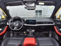 Vente en gros MG 5 180 km/h jaune berline nouveau design 4 portes 5 places boîte de vitesses manuelle 1,5 L cylindrée électrique essence feu gauche