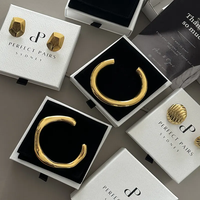 Série de boîtes à tiroirs blanches A1 avec inserts noirs, emballage extérieur pour envoi postal, personnalisation graphique, ouverture frontale et présentation, Emballage Bijoux