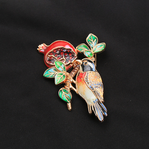 Broche de esmalte con diseño de pájaro y <span class=keywords><strong>granada</strong></span>, chapado en oro, insignia para solapa - Product Image 2