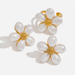 Ensemble de bijoux de mode pour femmes en gros 18K acier inoxydable cinq pétales fleur perle anneaux ouverts et boucles d'oreilles - Product Image 4