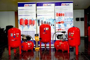 Красный вертикальный резервуар высокого давления с ножками для водяного насоса - Product Image 6