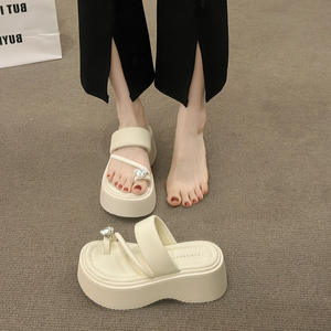 Sandales de plage tendance et polyvalentes pour femmes, idéales pour l'été et les activités de plein air, avec design antidérapant et bride respirante à la cheville - Product Image 6