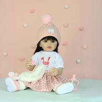 Weiche Silikon-Reborn-Puppe 55cm mit Rosa Garnmütze Lebensechter Schlafbegleiter für Kinder von 7-14 Jahren Unisex