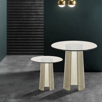 Table basse ronde élégante de style nordique moderne avec plateau en verre trempé et support en acrylique, design italien