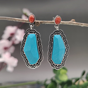 Orecchini Pendenti Etnici Vintage con Dettagli Floreali Intagliati e Design in Pietre Colorate, Stile Artigianale, Accessori di Moda - Product Image 3