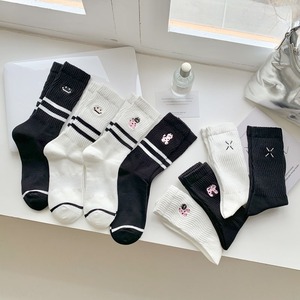 Quentin Tùy Chỉnh Phi Hành Đoàn Thêu Dệt Kim Vớ Chất Lượng Cao Thấp Moq Tùy Chỉnh Chất Lượng Tốt Vớ Riêng Logo Thêu Unisex Grip - Product Image 1