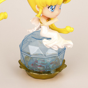 Figurine mignonne de <span class=keywords><strong>Sailor</strong></span> <span class=keywords><strong>Moon</strong></span> Usagi Tsukino, style Q, jaune, double queue de cheval, couronne, robe blanche, petites ailes, base lumineuse, cadeau de bureau - Product Image 6