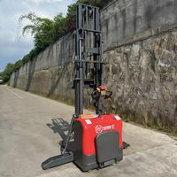 Chariot élévateur compact 1,5 tonne 3m à conducteur debout, entièrement électrique, avec jambes latérales hydrauliques, mât à deux étages, pneus en polyuréthane - Petit chariot élévateur