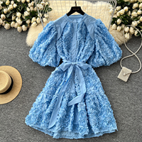 Robe Courte Décontractée Élégante pour Femme avec Appliques Florales 3D, Col Montant, Manches Courtes Bouffantes et Ceinture – Idéale pour les Fêtes