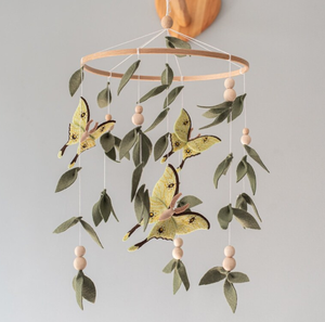 Butterfly baby mobile Lunar moth mobile per culla woods baby nursery mobile neonato appeso feltro minimalista baby mobile - Product Image 1