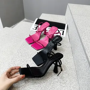 Sandálias de salto alto tipo fivela única, sandálias simples de dedos quadrados da moda, primavera/verão de 2023, novo estilo, com strass, salto alto, sandálias com fivela única
