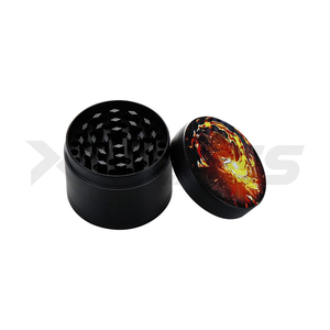 Grinder per Erbe XY GLASS con Logo Personalizzato, Accessori per Fumatori in Metallo Nero con Denti Affilati, Trituratore Portatile - Product Image 3
