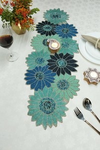 Camino de mesa de diseño floral elegante hecho a mano de lino tejido con cuentas azules con cubierta de mesa decorativa de estilo Jacquard - Product Image 3