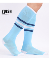 Guangzhou Chaussettes de football de couleur unie personnalisées Chaussettes de sport à jambes longues Chaussettes de football longues à adhérence élevée pour jeunes de haute qualité