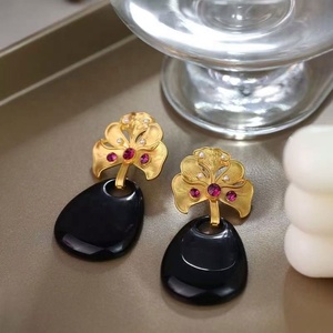 Boucles d'oreilles créoles vintage tendance géométriques en argent avec résine noire et feuille d'or, accessoires pour femmes - Product Image 4