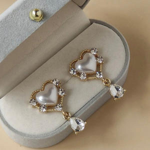 Orecchini a forma di cuore in oro con goccia di perla finta per donna, gioielli da matrimonio, design carino, lega di zinco placcata oro - Product Image 4