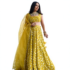 Conjunto de Lehenga Largo de Georgette Amarillo con Bordado Floral, Blusa sin Mangas con Cuello Cuadrado, Falda Plisada y Dupatta de Tela de Red para Boda - Product Image 1
