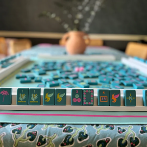 Tuiles de Mahjong en Acrylique Rose Millennial de Luxe Leti - Design Personnalisé Peint à la Main, Ensemble de Jeu Durable et Écologique - Product Image 5