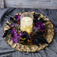 Handgefertigter Halloween-Kerzenring aus schwarzen und violetten Kunstblumen mit gotischem Mittelstück für Party- und Heimdekoration