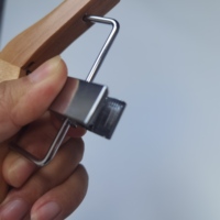 Vente en gros de pinces à cheveux multifonctions en bois antidérapantes de 10 cm avec logo personnalisé, mini pinces en bois massif pour vêtements pour animaux de compagnie