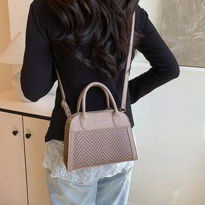 2025 nouveau sac à main pour femmes épissé européen et américain rétro mode polyvalent sac à bandoulière sac <span class=keywords><strong>pas</strong></span> <span class=keywords><strong>cher</strong></span> - Product Image 4