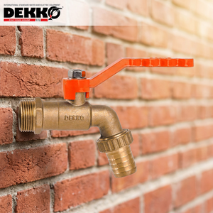 Válvula angular de latón DEKKO de 3/4 pulgadas con manija naranja para uso en exteriores - Product Image 1