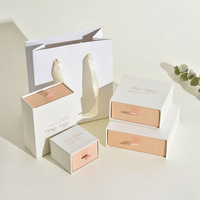 Boîte à bijoux de luxe blanche sur mesure - Emballage coulissant haut de gamme avec boîte intérieure nude et ruban de tirage pour coffrets cadeaux découverte