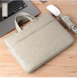 Sac fourre-tout pour ordinateur portable gris foncé en polyester avec coussin d'air protecteur, poignée et fermeture, pour transport à l'épaule, idéal pour les voyages d'affaires - Product Image 6