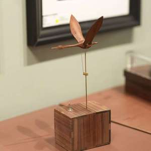 Carillon Elettrico Artigianale in Legno Massello a Forma di Cigno Volante, Stile Musicale 'Canto degli Uccelli', con Poesia degli Uccelli, Ornamento Creativo da Scrivania, Regalo - Product Image 1