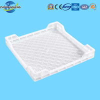 Plateau de séchage en plastique maillé empilable, de qualité alimentaire, recyclable, utilisé dans l'industrie confectorieuse pour les égouttoirs.