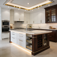 Meubles de cuisine de style ferme moderne avec îlot gris foncé et finitions dorées