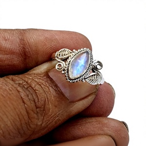Anillo de Plata de Ley 925 con Piedra de Luna Arcoíris en Cabujón Marques, con Engaste de Bisel, Precio al por Mayor - Product Image 1